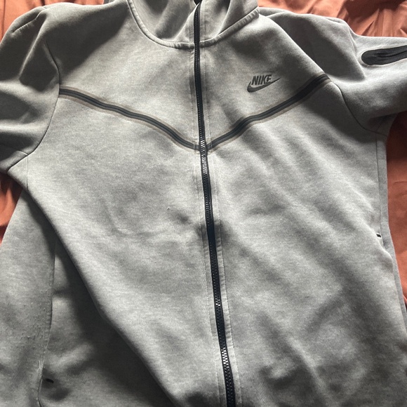Nike tech - Picture 1 of 3
